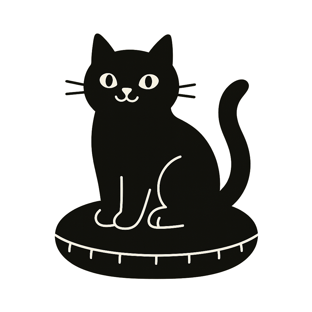 Gatto simpatico seduto su un cuscino